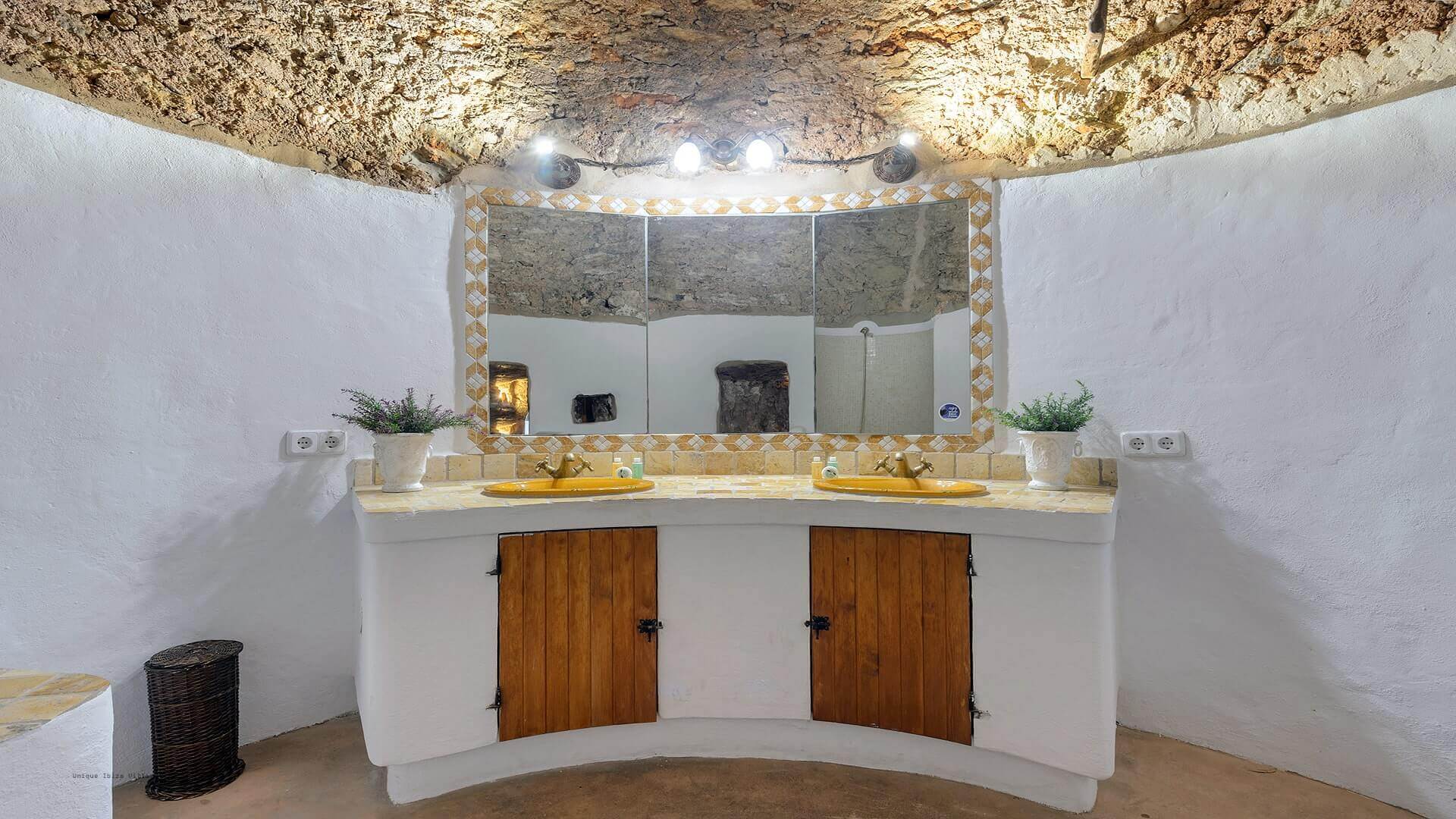 VILLA TORRE BES - 4 Bedrooms - Near San Antonio 