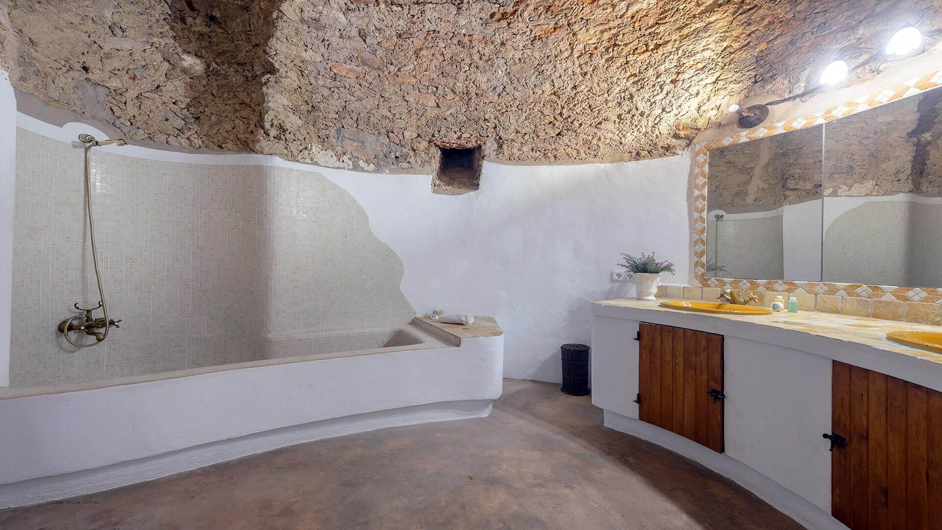 VILLA TORRE BES - 4 Bedrooms - Near San Antonio 