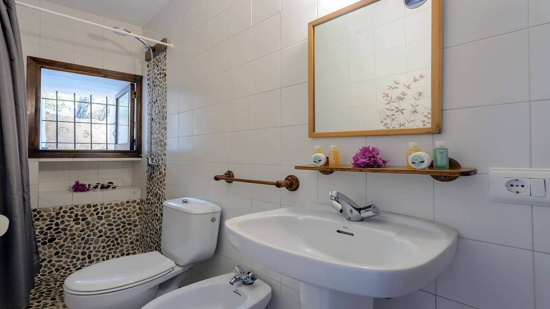 VILLA TORRE BES - 4 Bedrooms - Near San Antonio 