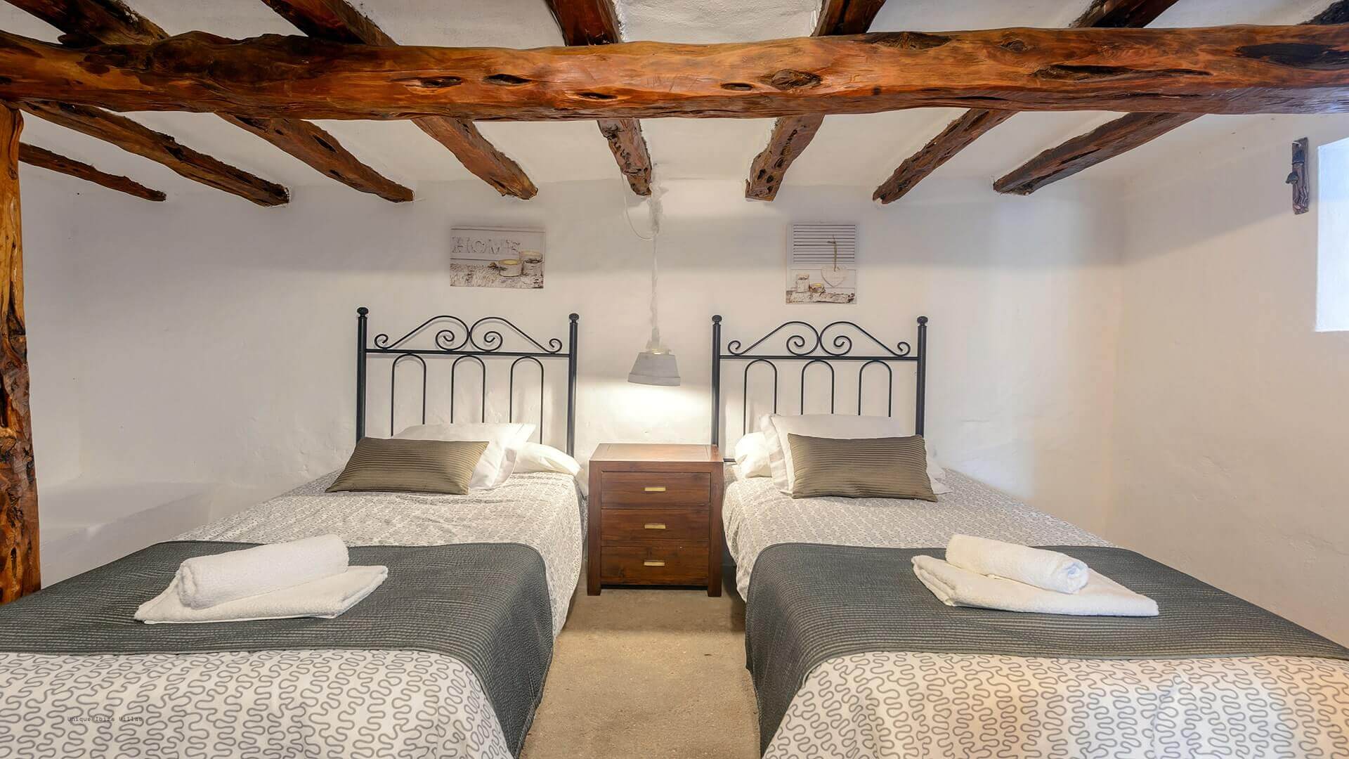 VILLA TORRE BES - 4 Bedrooms - Near San Antonio 