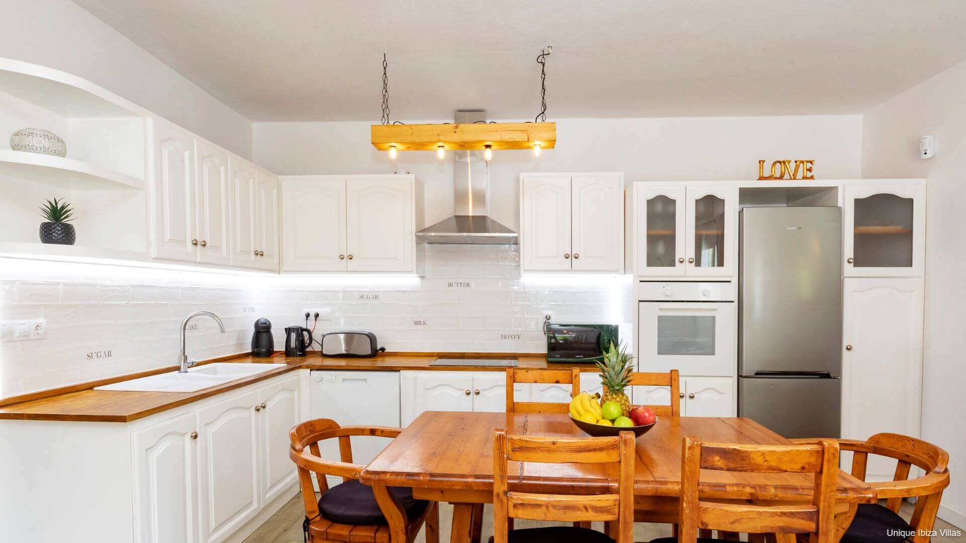 VILLA ISABELLE - 5 Bedrooms - San Rafael/Amnesia/UNVRS (Wak To Amenities) 
