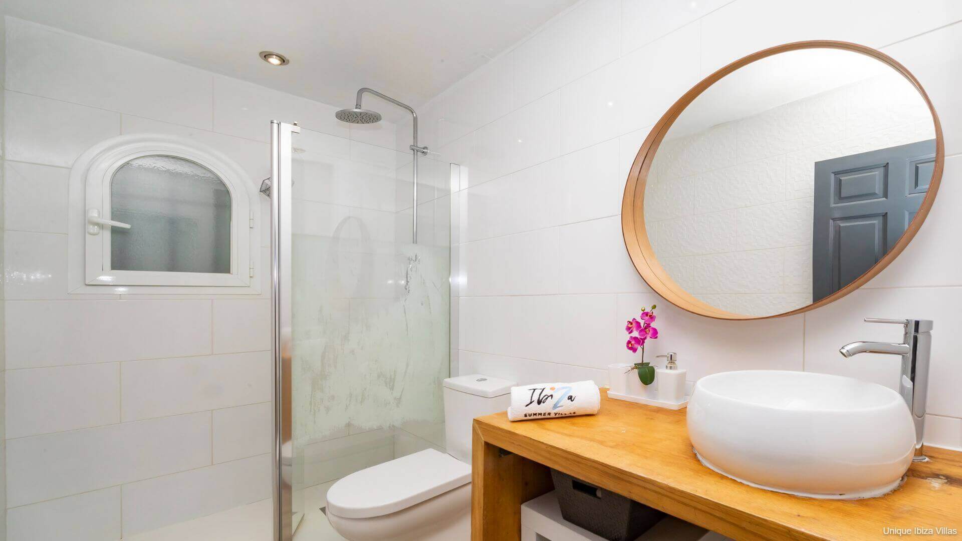 VILLA ISABELLE - 5 Bedrooms - San Rafael/Amnesia/UNVRS (Wak To Amenities) 