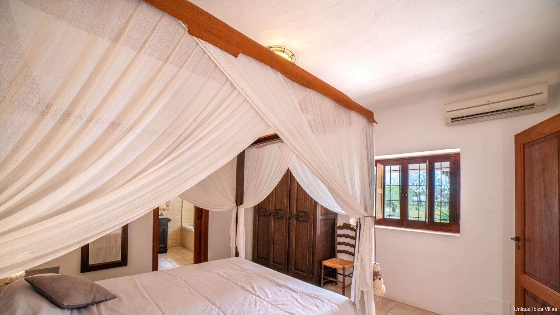 VILLA CAN COSMI - 4 Bedrooms - Es Canar/Cala Nova/Santa Eulalia (Walk To Beach) 