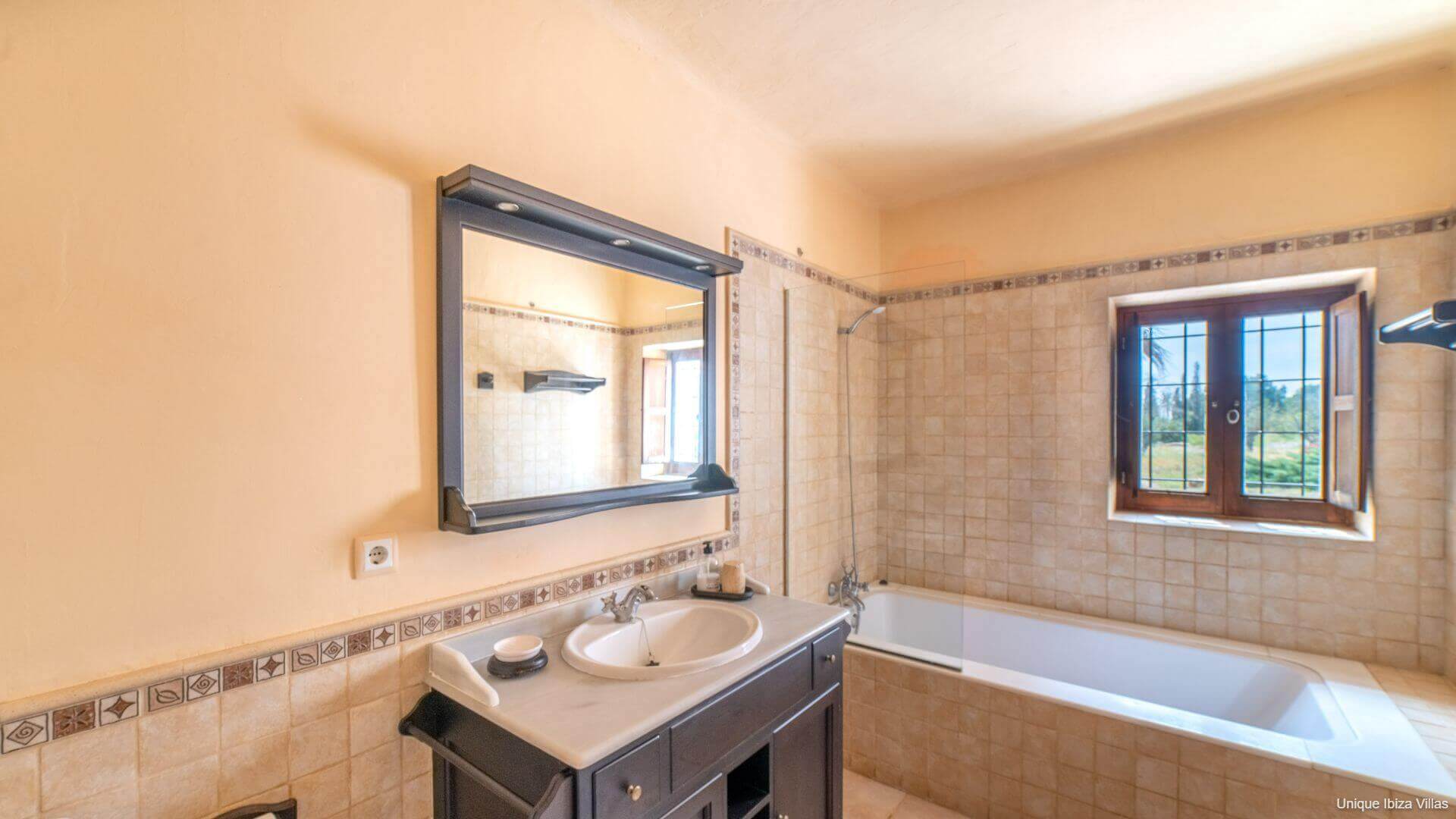 VILLA CAN COSMI - 4 Bedrooms - Es Canar/Cala Nova/Santa Eulalia (Walk To Beach) 