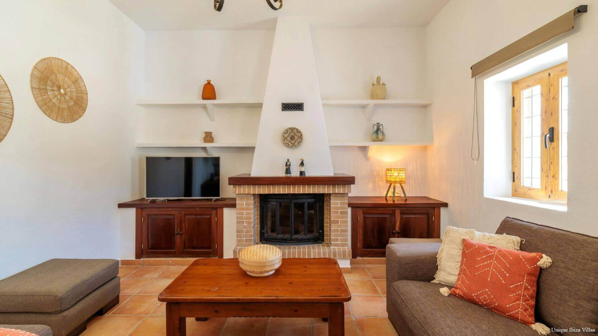 VILLA SA TARONGERADA - 3 Bedrooms - Cala Llonga (Walk To Beach)