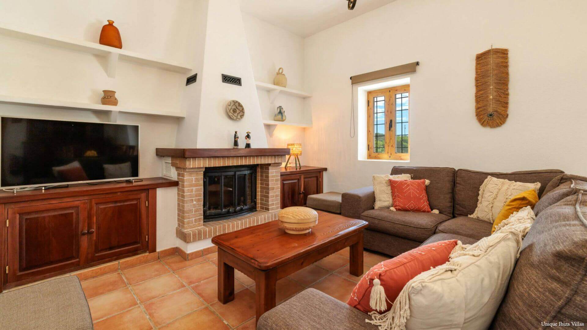 VILLA SA TARONGERADA - 3 Bedrooms - Cala Llonga (Walk To Beach)