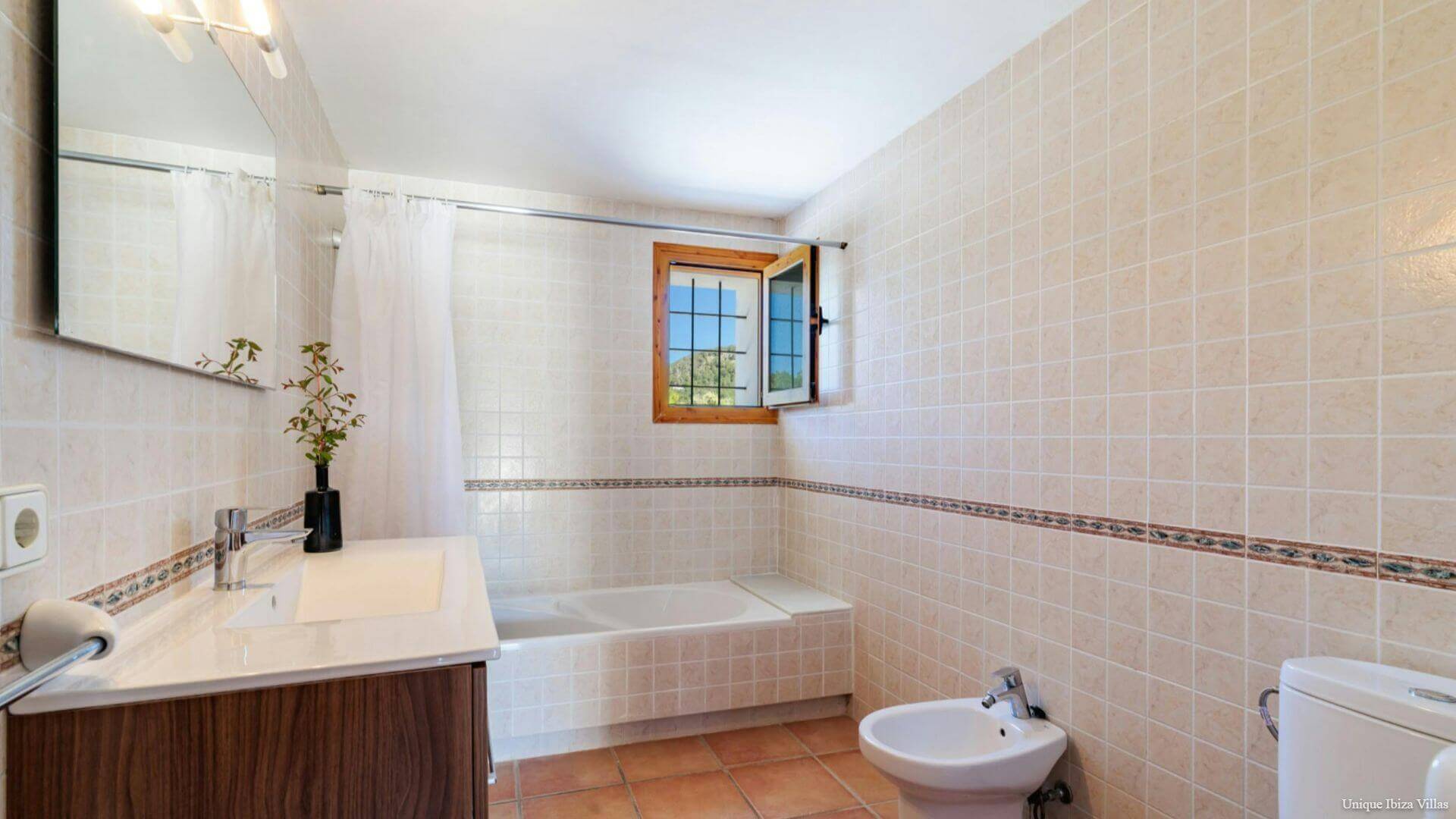 VILLA SA TARONGERADA - 3 Bedrooms - Cala Llonga (Walk To Beach)