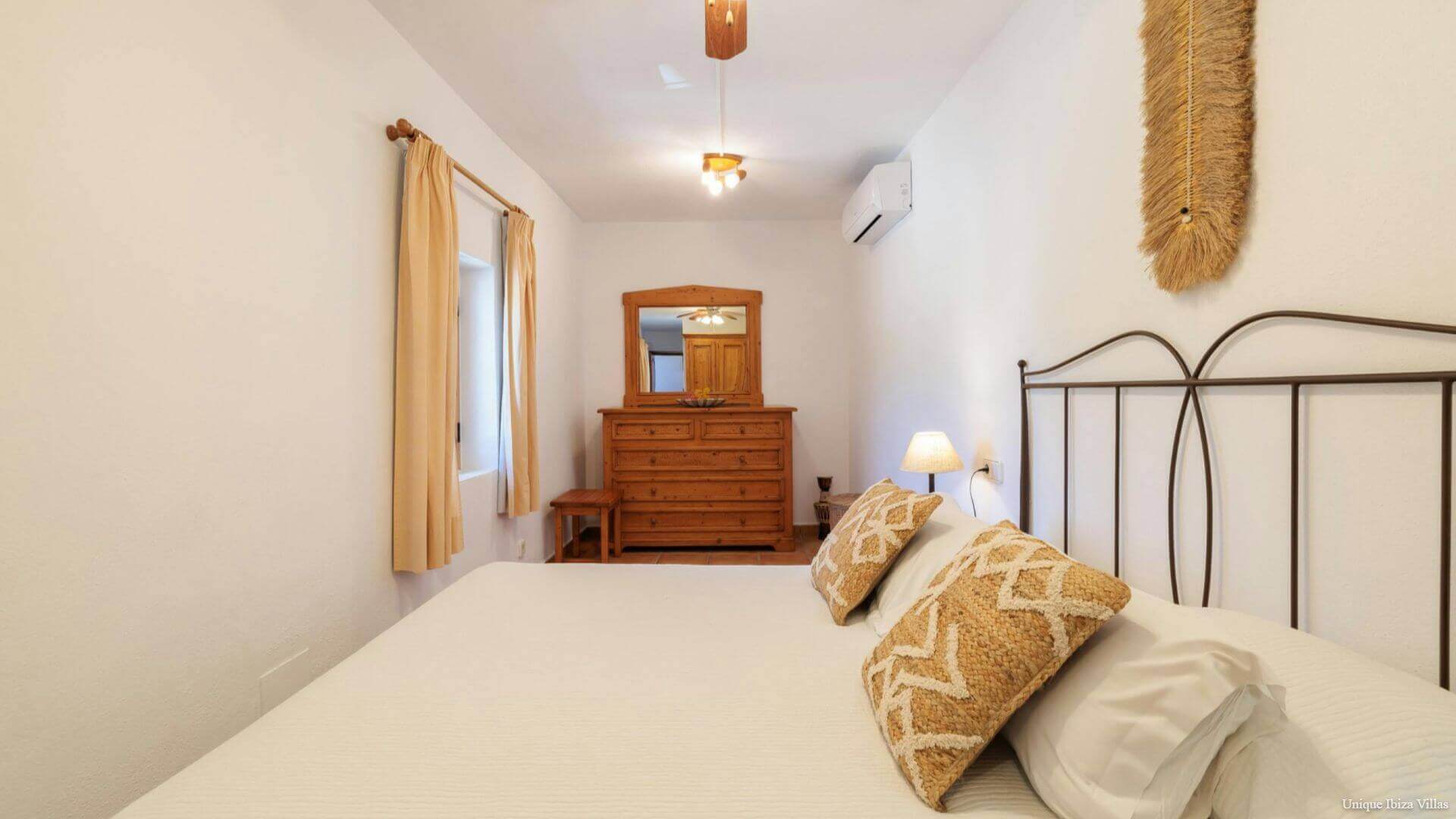 VILLA SA TARONGERADA - 3 Bedrooms - Cala Llonga (Walk To Beach)