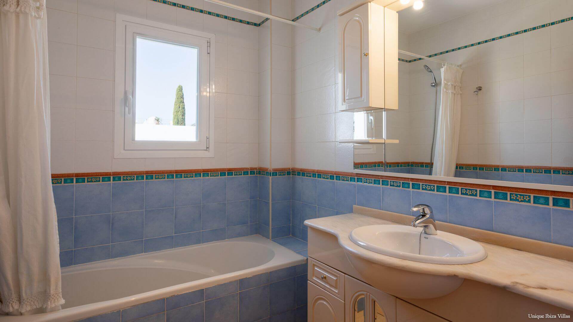 VILLA LINA - 4 Bedrooms - Santa Gertrudis (Walk To Village)