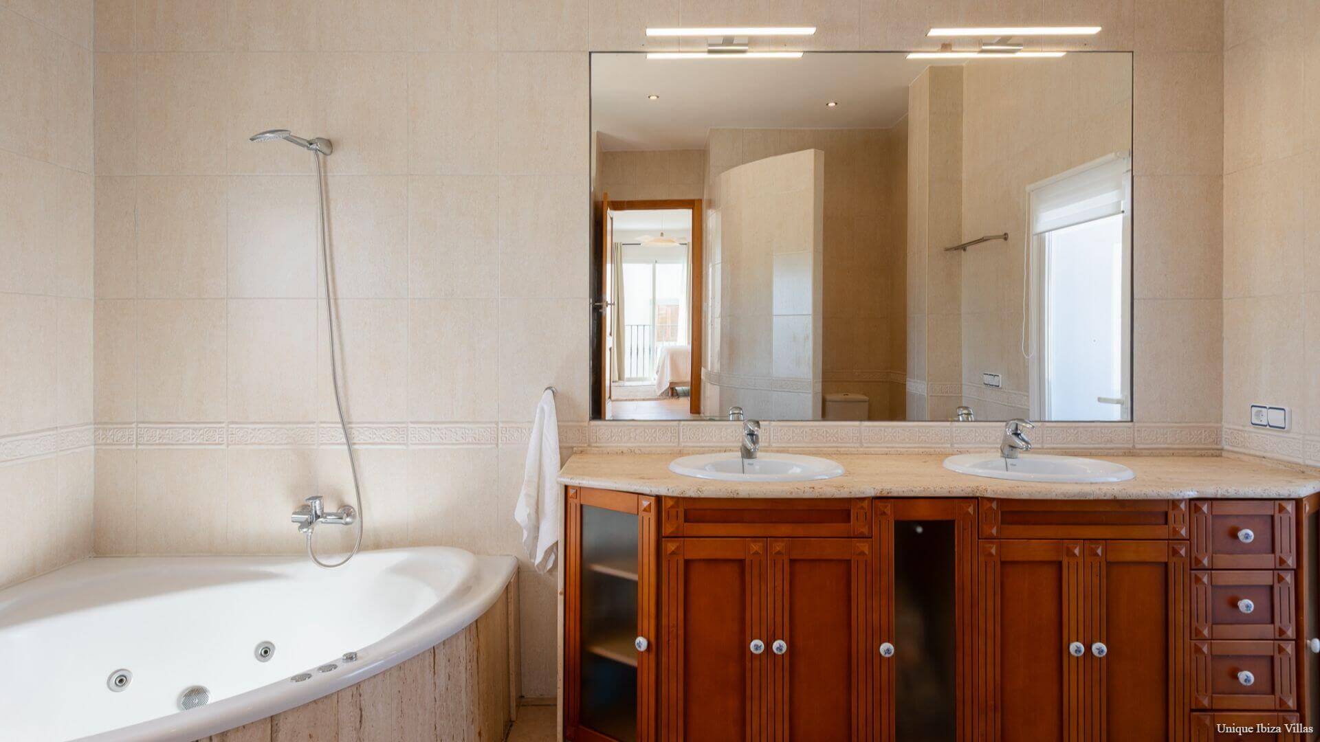 VILLA LINA - 4 Bedrooms - Santa Gertrudis (Walk To Village)