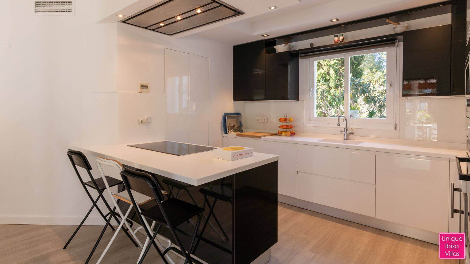 VILLA BLANCA - 4 Bedrooms - Santa Eulalia (Walk To Beach)