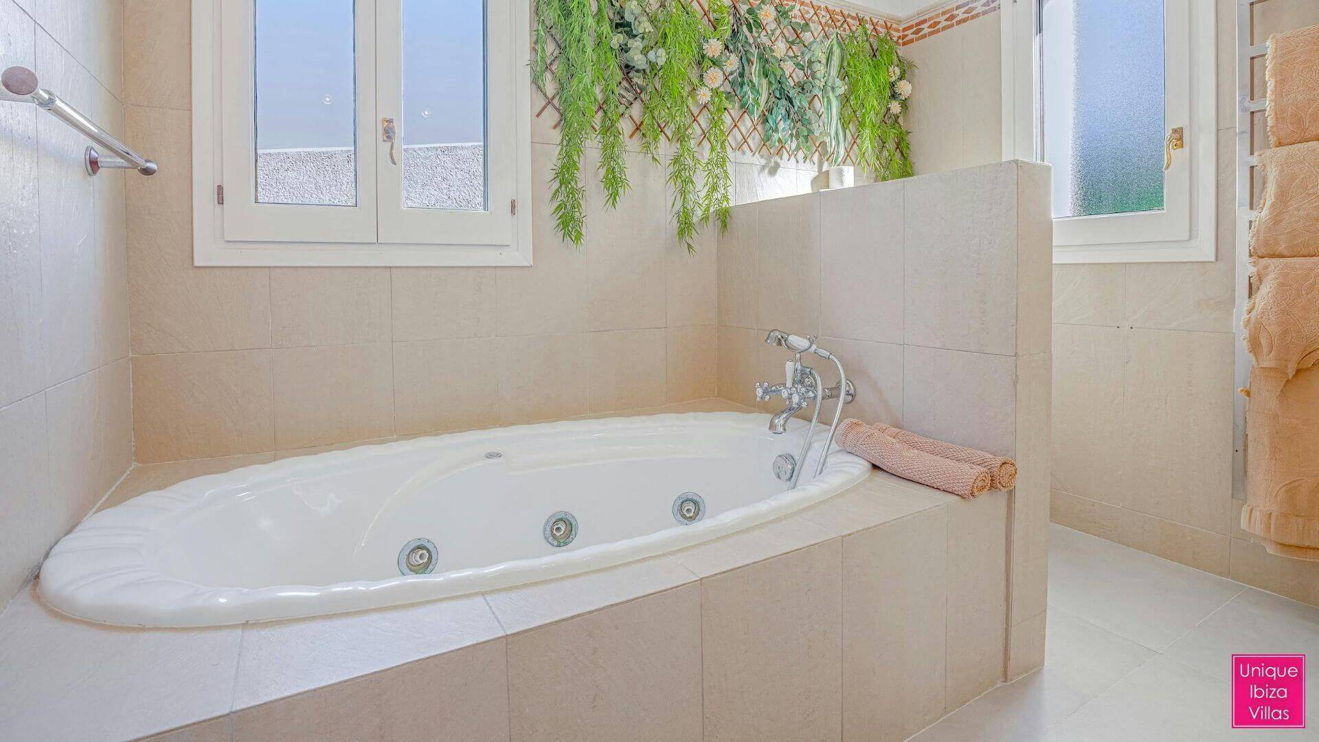  CAN DESTINO DELUXE - 6 Bedrooms - Roca Llisa 